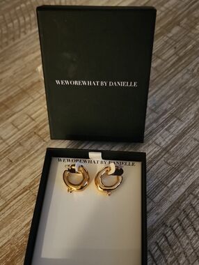 WEWOREWHAT BY DANIELLE Gold Twisted Hoop Earrings - BNWT
